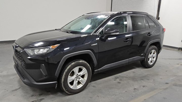 Toyota RAV4 LE 2021