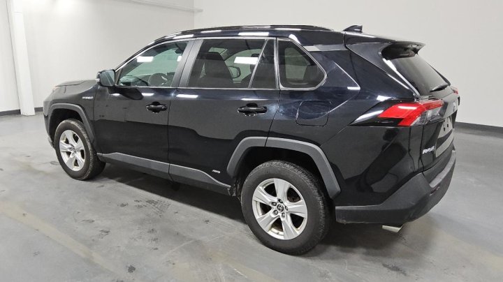 Toyota RAV4 LE 2021