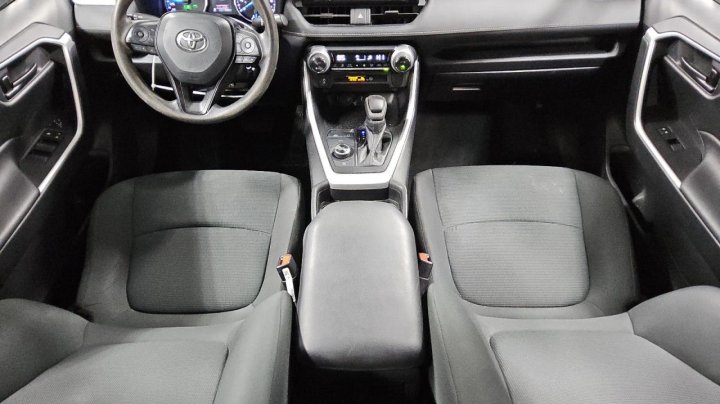 Toyota RAV4 LE 2021