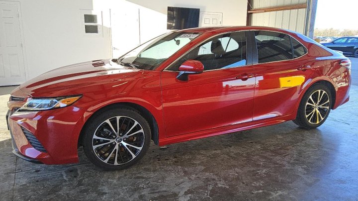Toyota Camry SE 2020