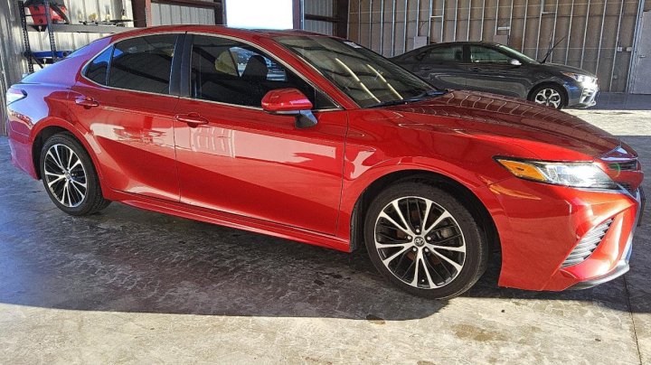 Toyota Camry SE 2020