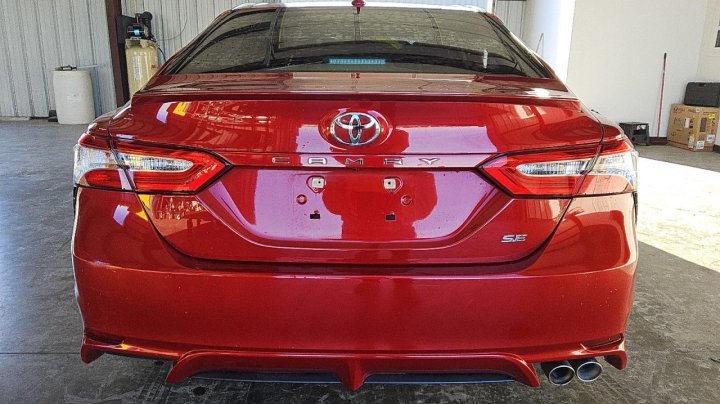 Toyota Camry SE 2020