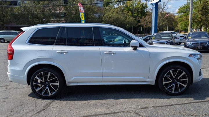 Volvo XC90 T6 MOMENTUM 2021