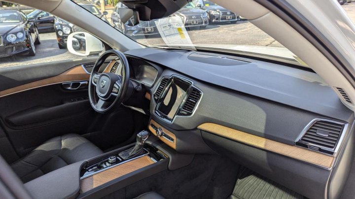 Volvo XC90 T6 MOMENTUM 2021