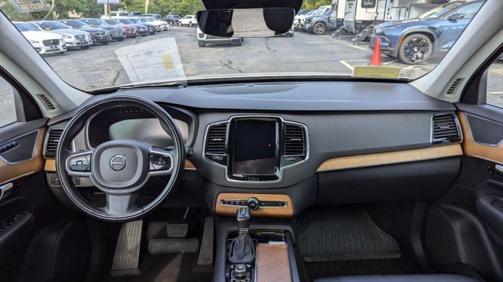 Volvo XC90 T6 MOMENTUM 2021
