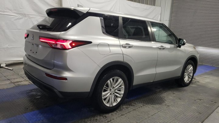 Mitsubishi Outlander ES 2022