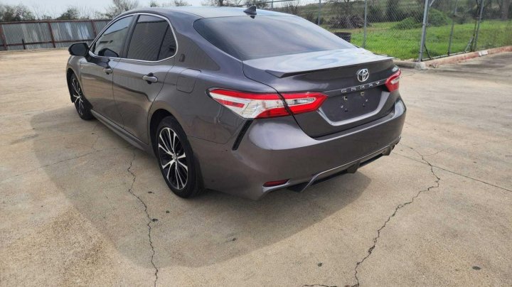 Toyota Camry SE 2020