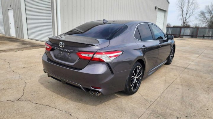 Toyota Camry SE 2020
