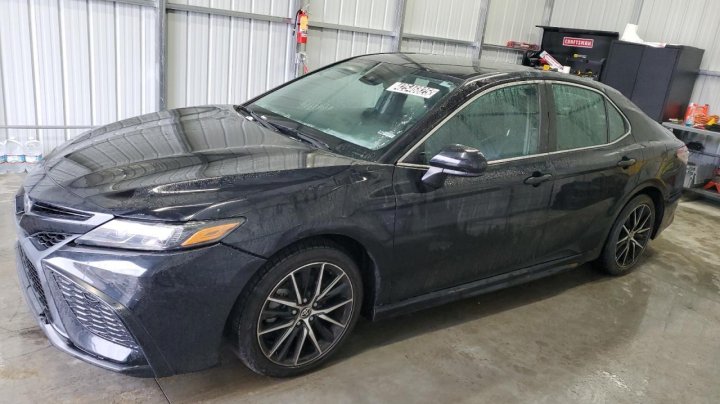 Toyota Camry SE 2021