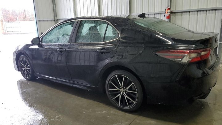 Toyota Camry SE 2021