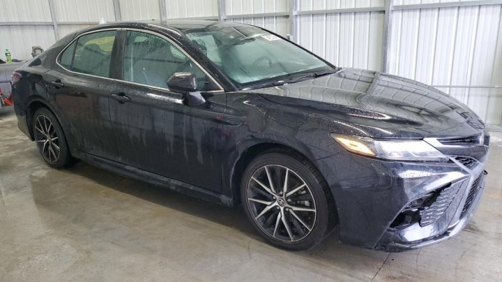 Toyota Camry SE 2021
