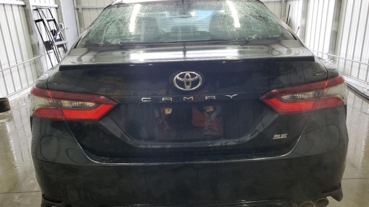 Toyota Camry SE 2021