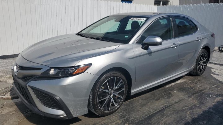 Toyota Camry SE 2021