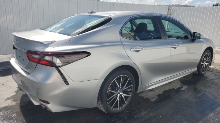 Toyota Camry SE 2021