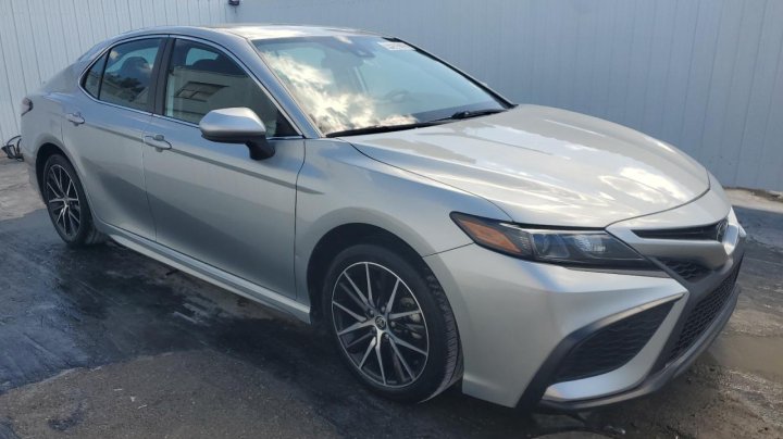 Toyota Camry SE 2021