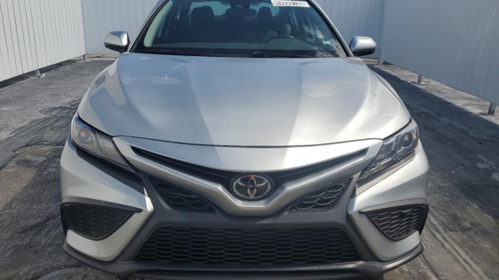 Toyota Camry SE 2021