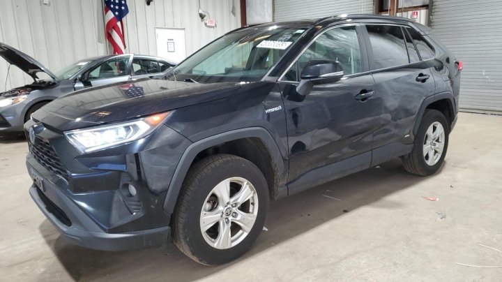 Toyota RAV4 XLE 2021