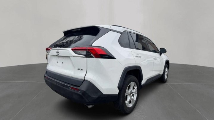 Toyota RAV4 XLE 2021