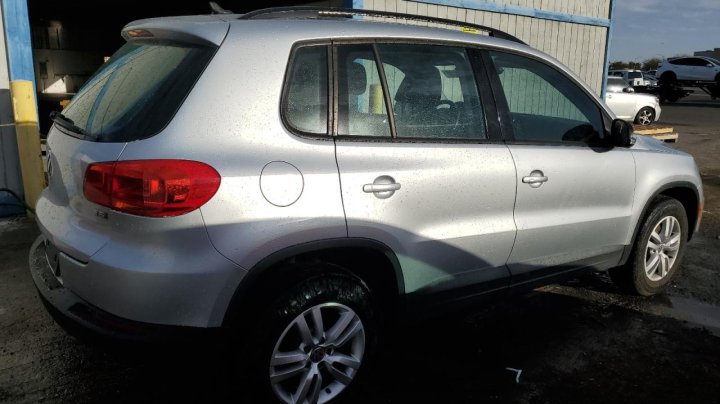 Volkswagen Tiguan S 2017