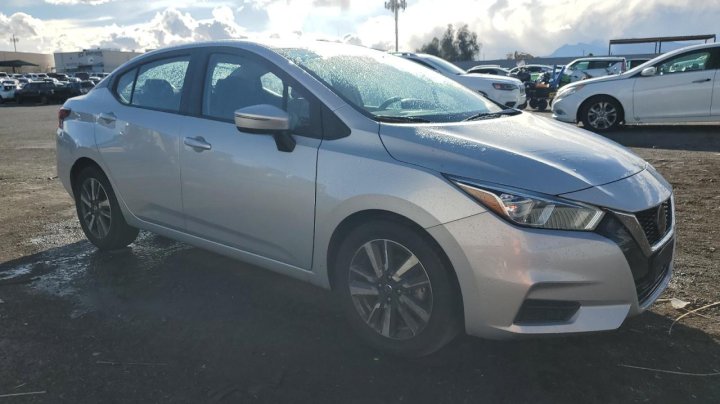 Nissan Versa SV 2021