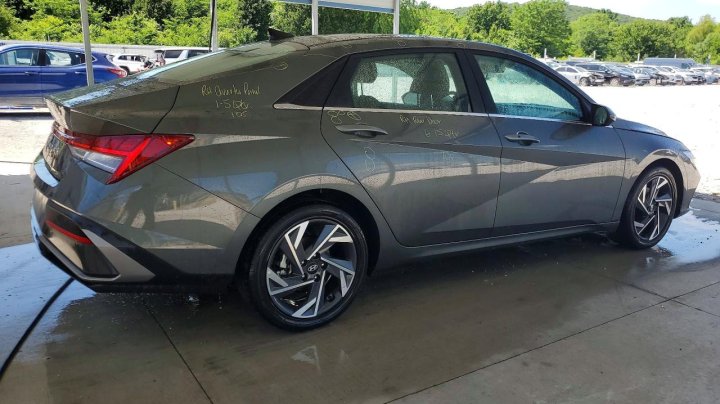 Hyundai Elantra  2025