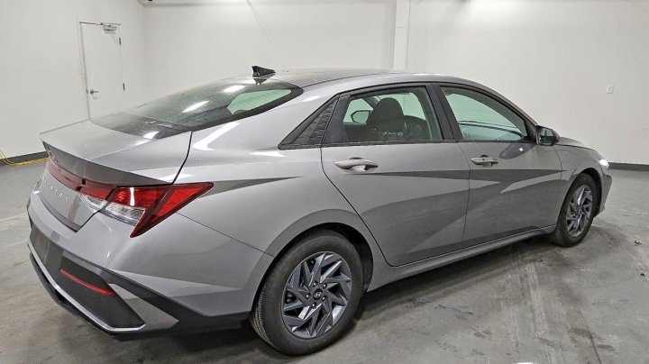 Hyundai Elantra  2024