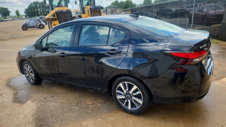 Nissan Versa  2023