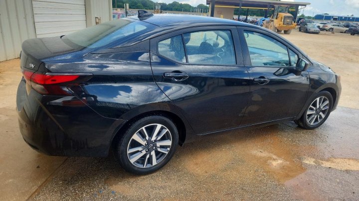 Nissan Versa  2023