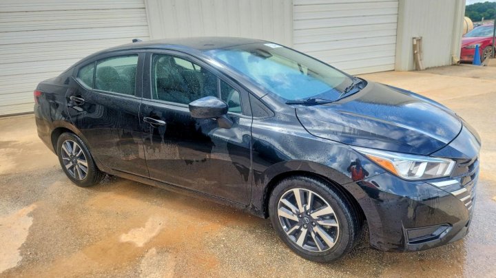 Nissan Versa  2023