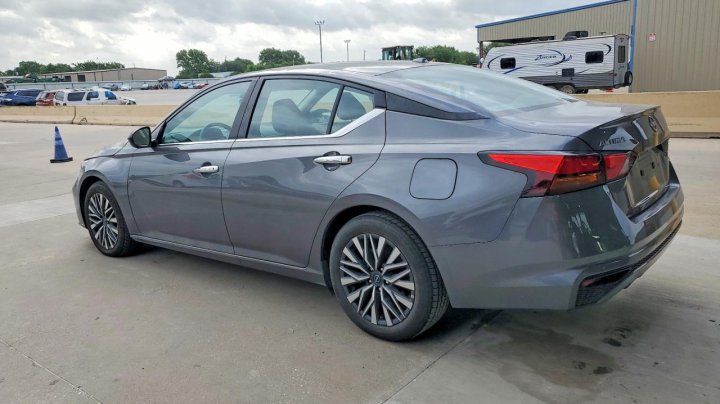 Nissan Altima  2025