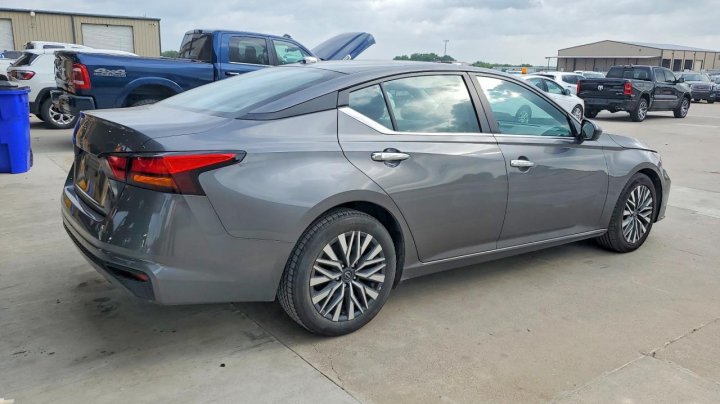 Nissan Altima  2025