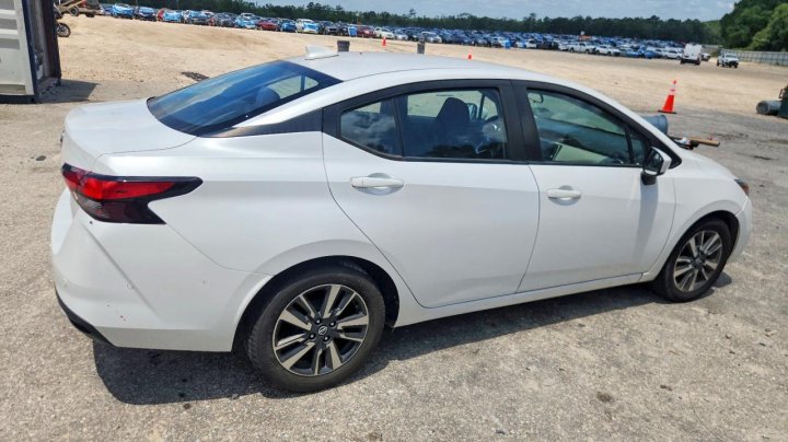 Nissan Versa  2022