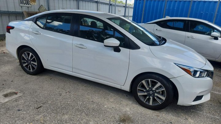 Nissan Versa  2022