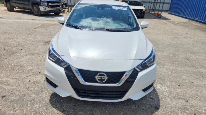 Nissan Versa  2022