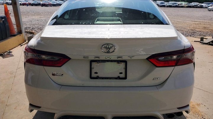 Toyota Camry  2021