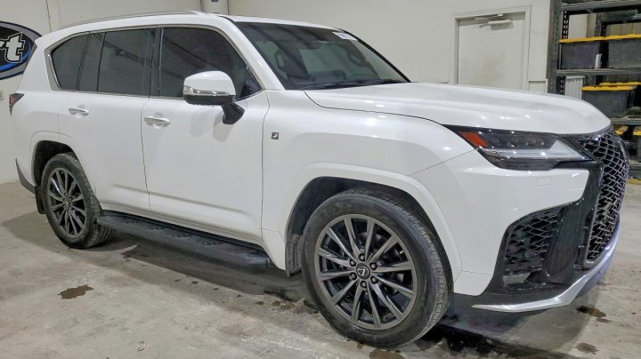 Lexus LX  2023