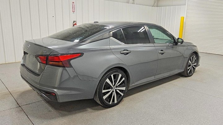 Nissan Altima  2021