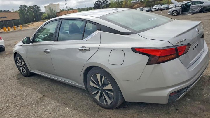 Nissan Altima  2022