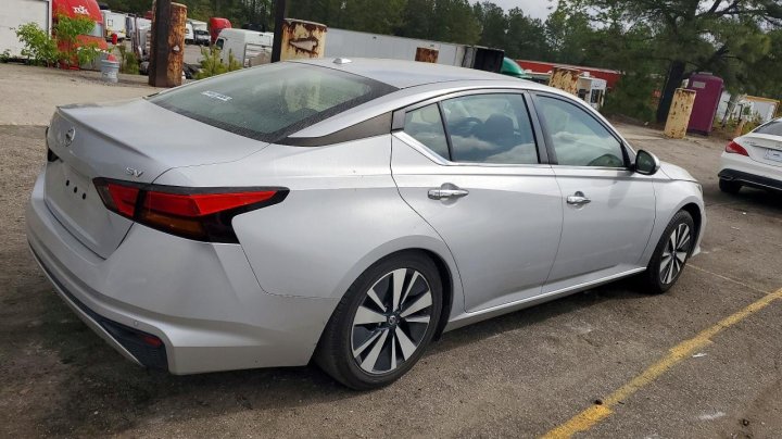 Nissan Altima  2022