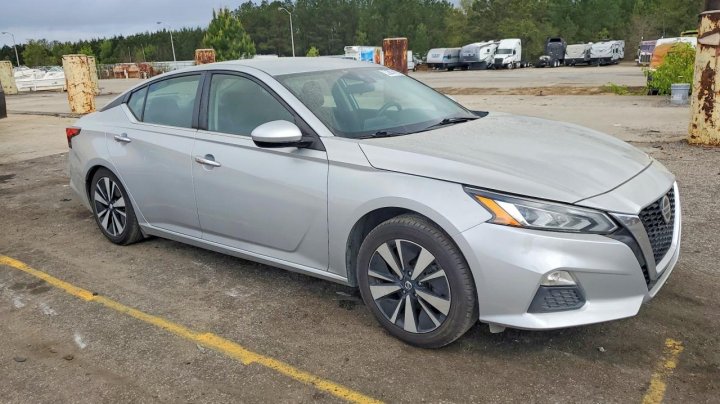 Nissan Altima  2022