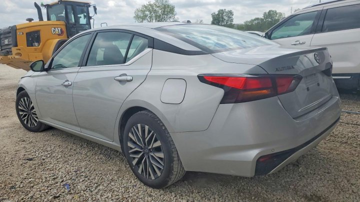 Nissan Altima  2024