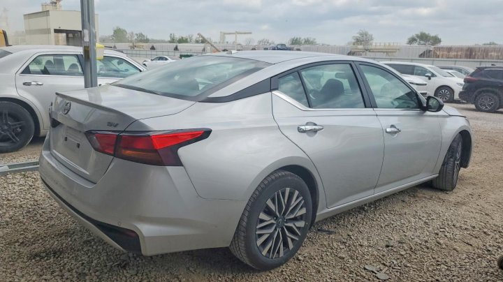 Nissan Altima  2024