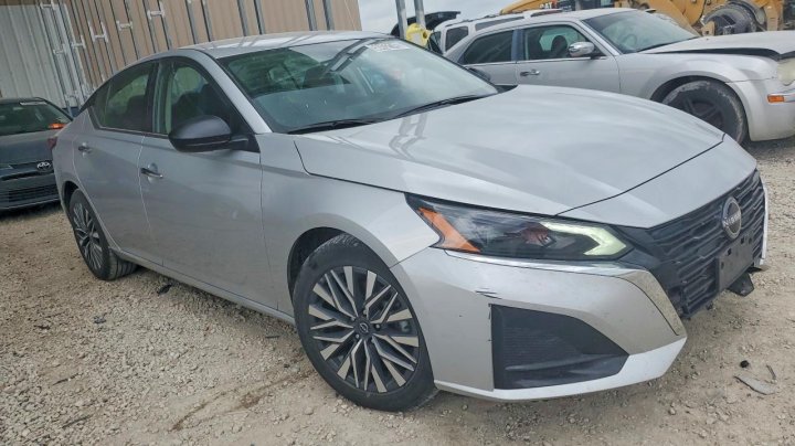 Nissan Altima  2024