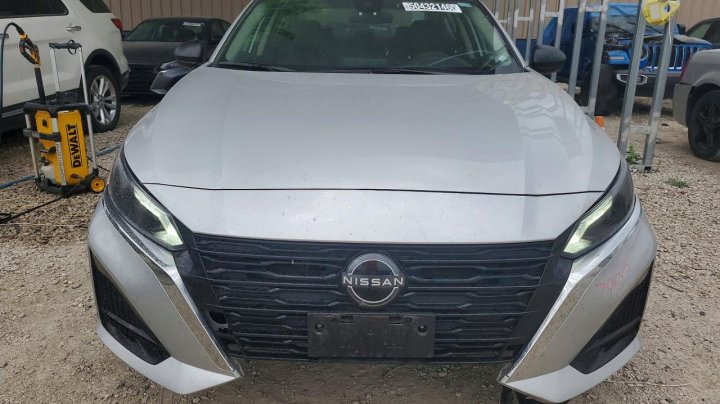 Nissan Altima  2024