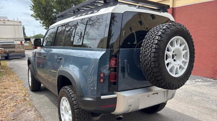 Land Rover Defender 110 2023