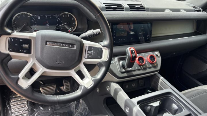 Land Rover Defender 110 2023