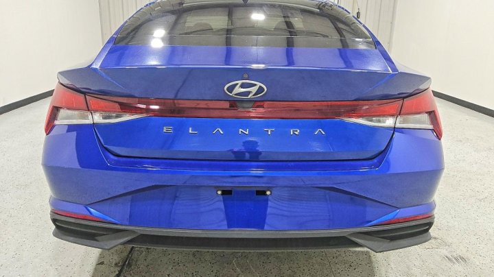 Hyundai Elantra  2021