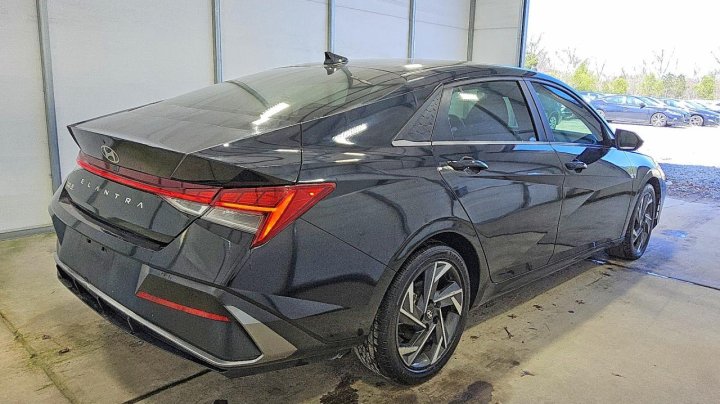Hyundai Elantra  2024