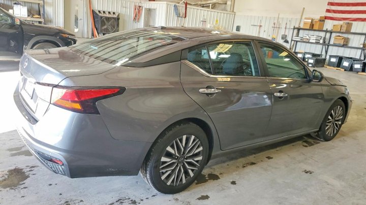 Nissan Altima  2025