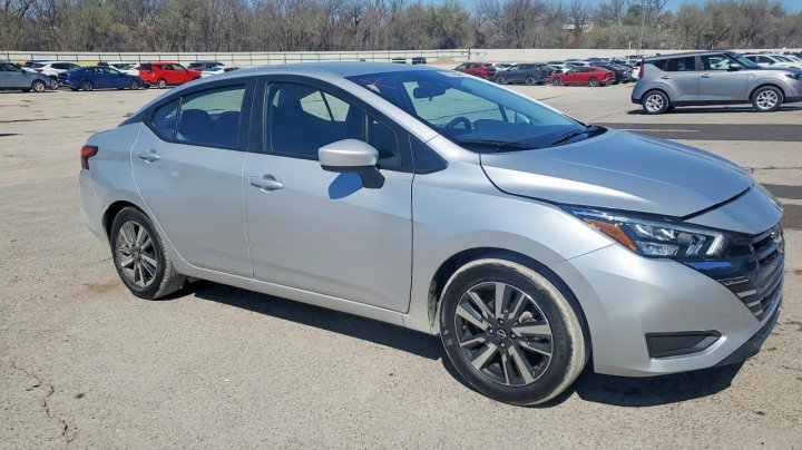 Nissan Versa  2025